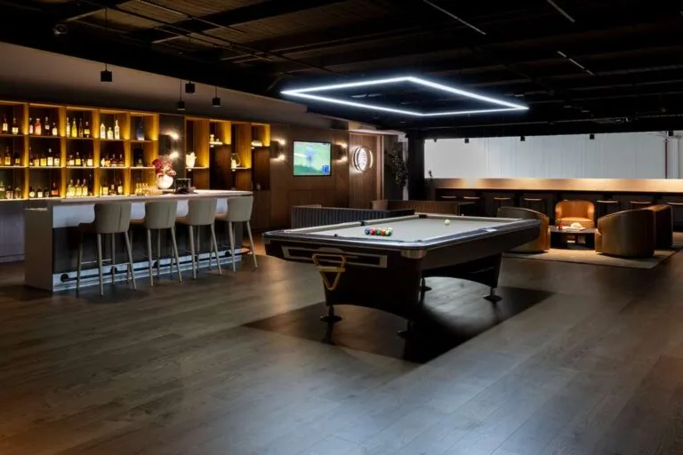 The bar and pool table at GolfSpace