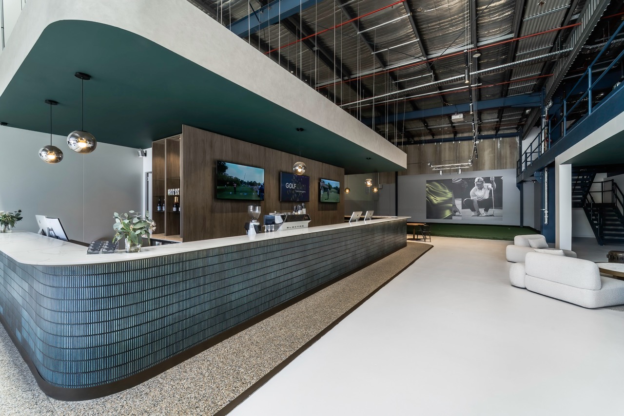 Reception and bar at the GolfSpace entrance